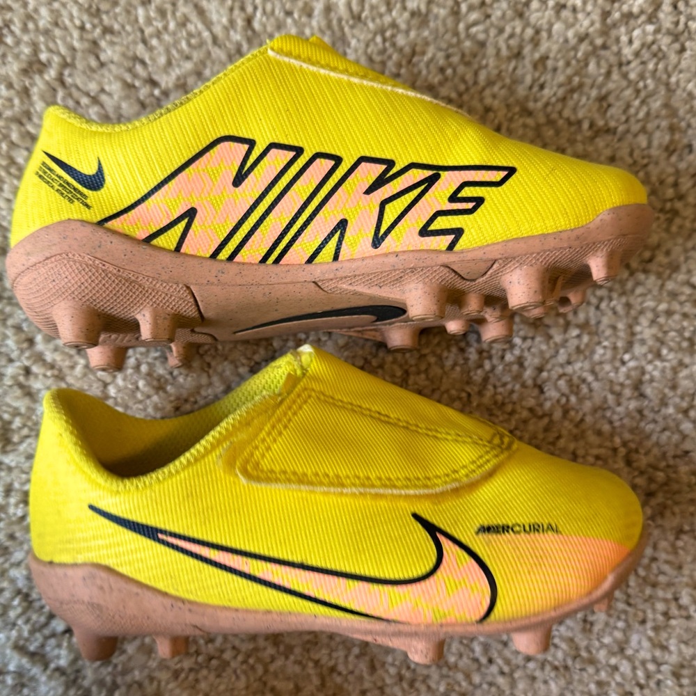 Nike Soccer Cleats 9c